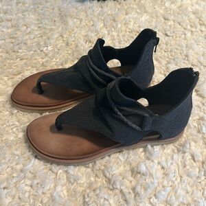 Very G black/brown sandals with zipper